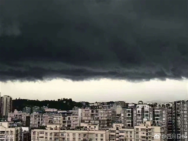 黑云压城城欲摧四川雨前瞬间白昼变黑夜