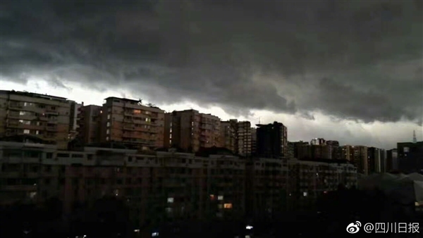 黑云压城城欲摧:四川雨前瞬间白昼变黑夜