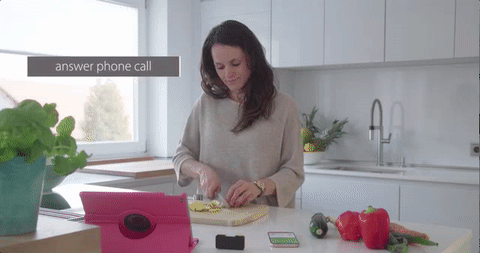 做饭时接电话.gif